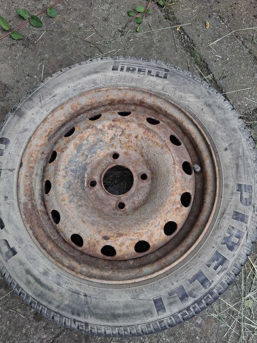 Vând anvelope de vară in 4 frezoane Dunlop cu tot cu jante 175/65R14 82T preț 400 lei plus inca un cauciuc