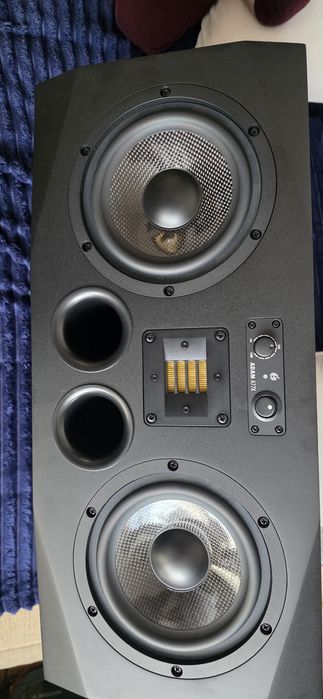 2 Adam audio AH77