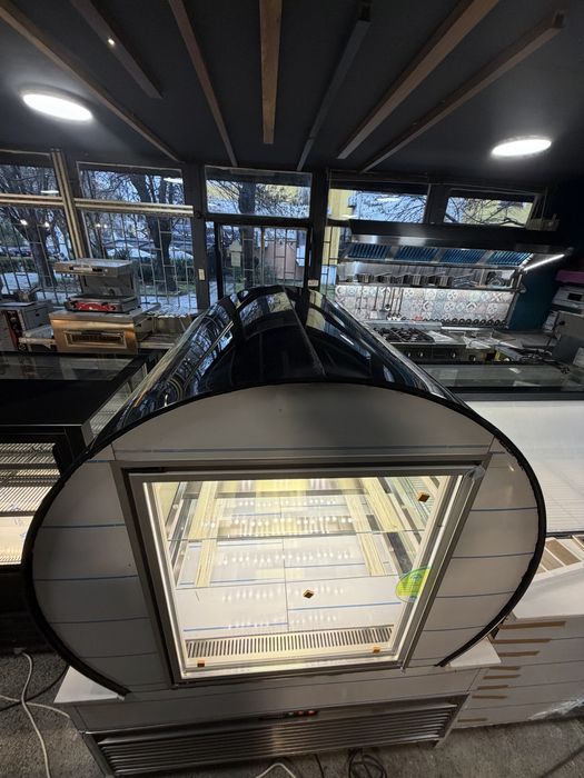 Хладилна витринина сладкарска