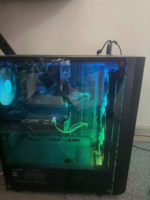 Геймърски компютър с цяла периферия