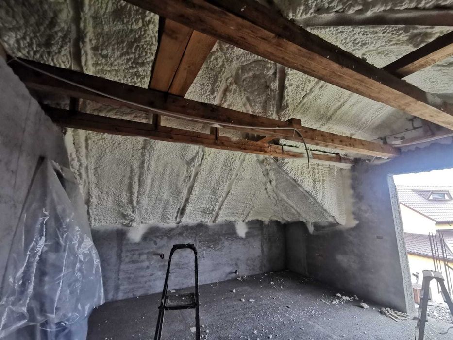 Aplicare spuma poliuretanica si poliurea