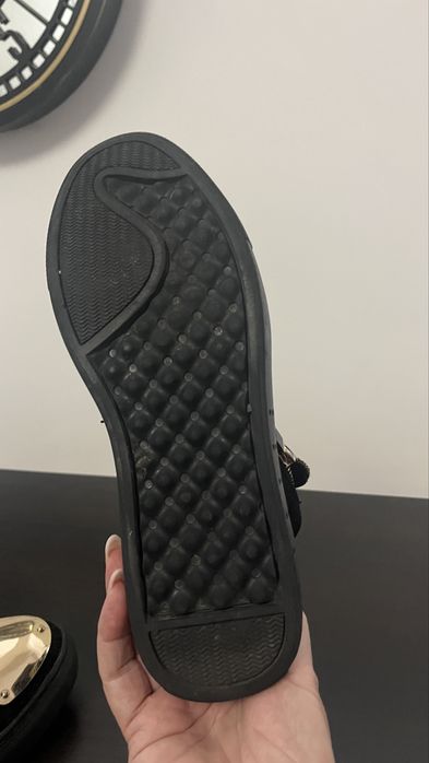 Adidasi / ghete , culoare neagră cu aplicații si vârf metalic aurii .
