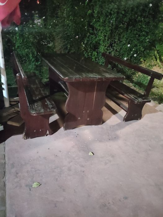 Продавам дървени маси с пейки-четворки и шестици.