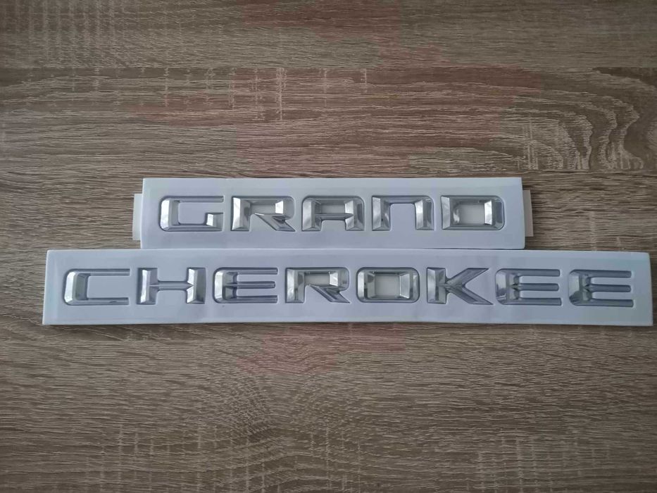 сребрист надпис емблема Jeep Grand Cherokee