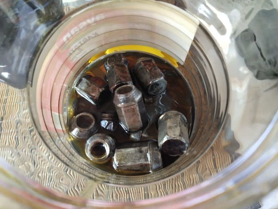 Пълен комплект оригинални болтове за ляти джанти ,на Форд до 2006 годи