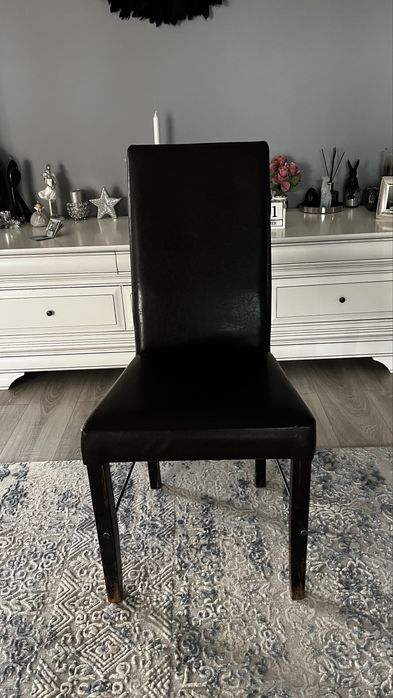 Scaun cu spatar tapitat