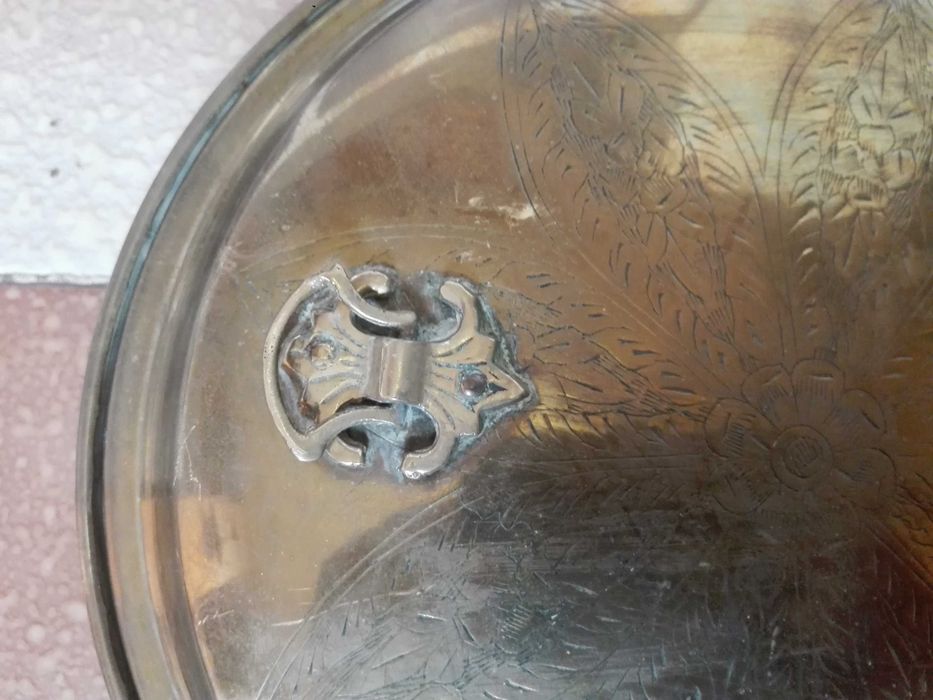 Медна сигнална тръба и месингов съд за пуканки.