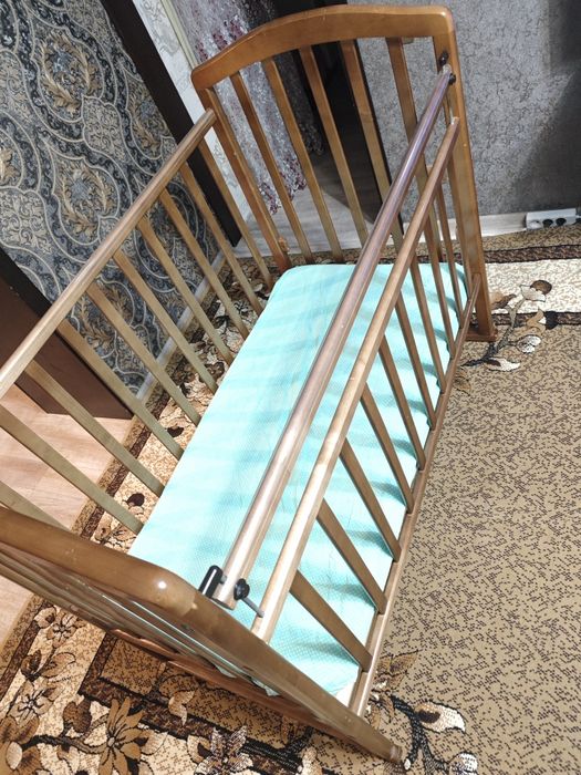 Продам детскую кроватку с матрасом