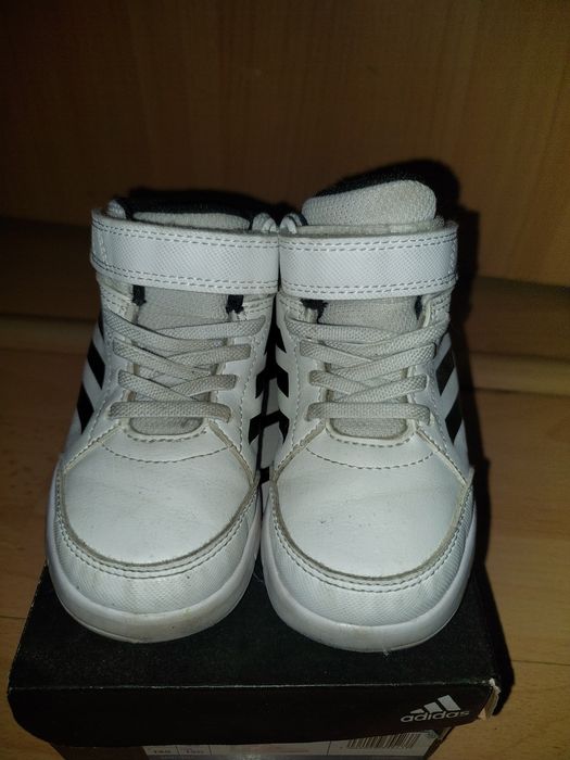 Adidasi mărimea 23,5