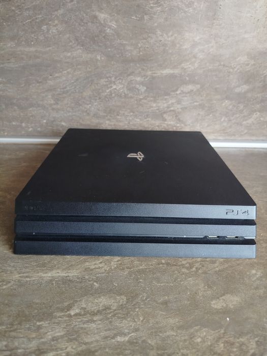 Playstation 4 PRO + 8 игри