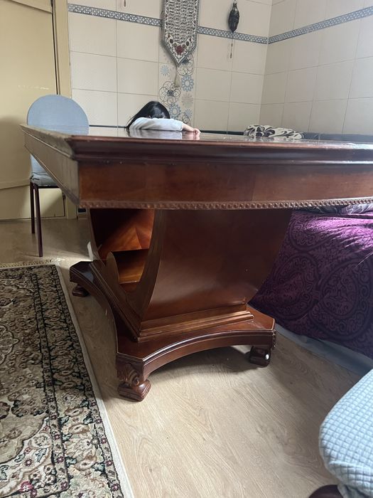 Стол прочный коричневый