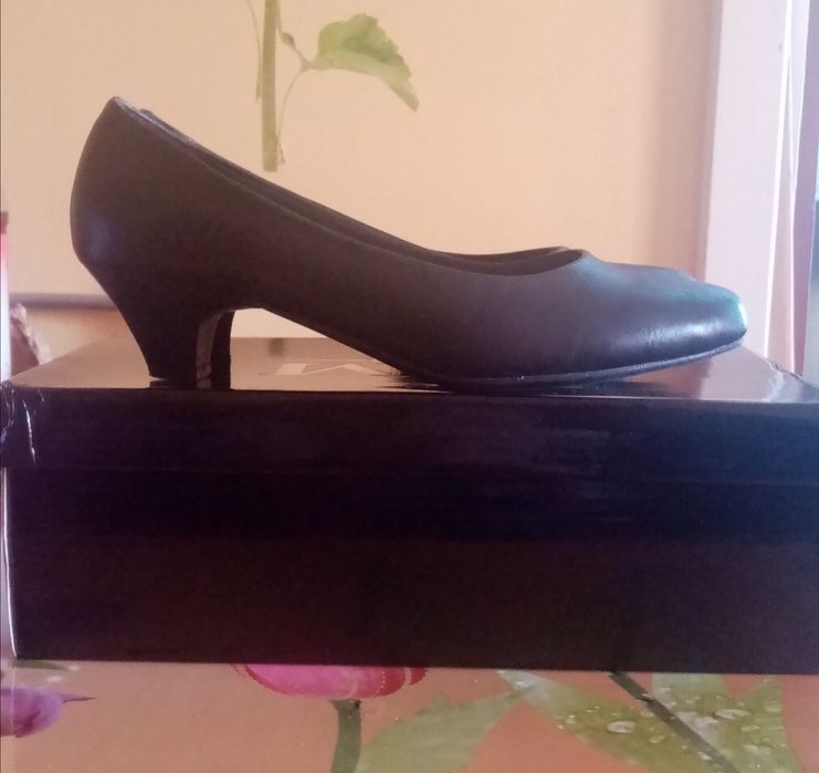 Pantofi noi din piele