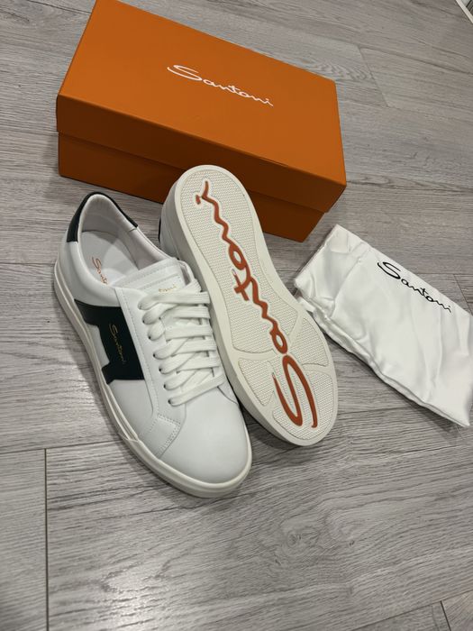 Обувки Santoni.