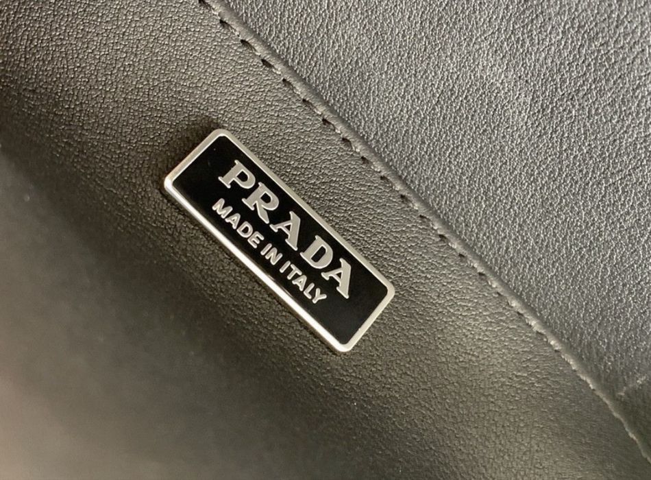 Prada Cleo чанта черна