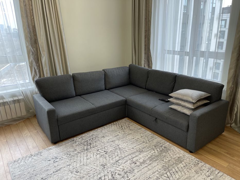 Угловой диван серого цвета