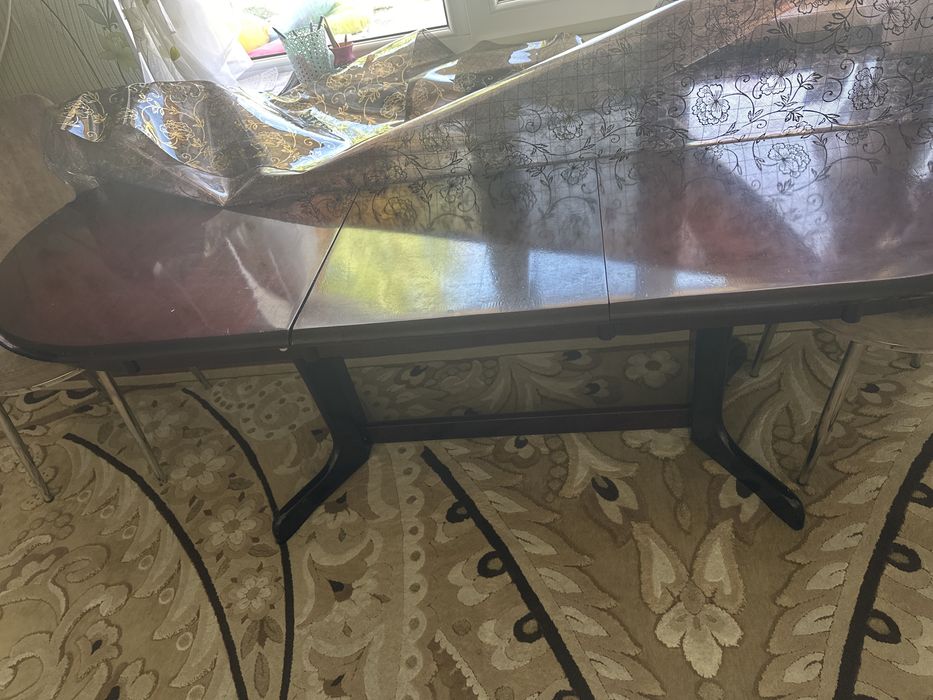 Продам стулья столы горку .