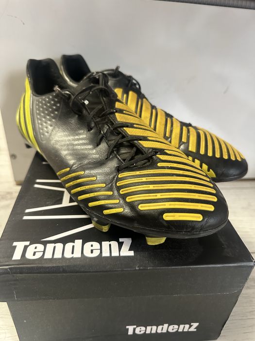 Бутонки Adidas.