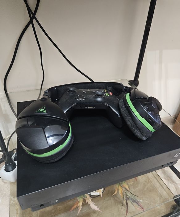Vând Xbox One X, 1 tera