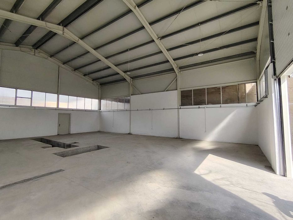 Inchiriez hala si spatiu comercial