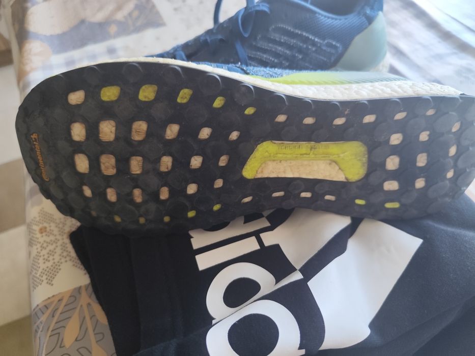 Продавам маратонки Adidas много запазени номер 46. Давам бонус към тях и меси гащи Adidas xl.