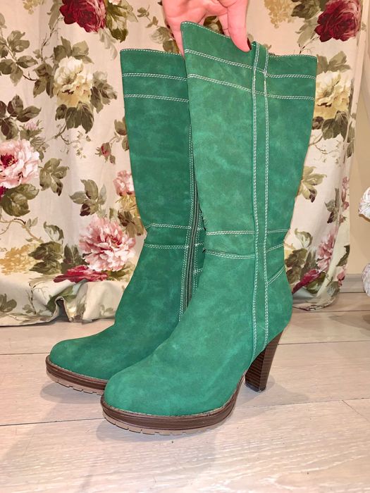Дамски зелени велурени ботуши с ток