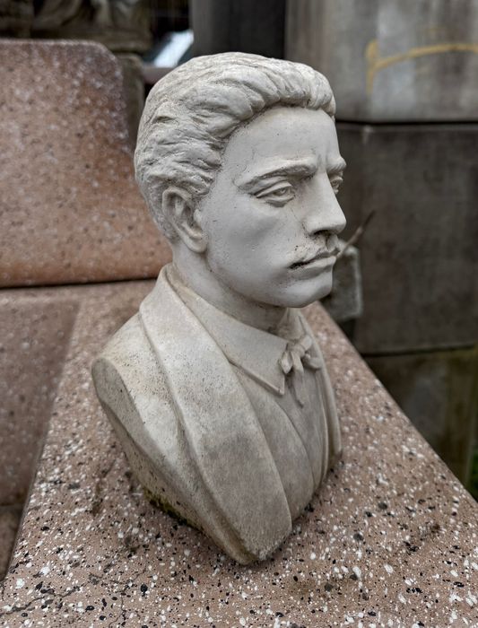 Статуя на В.Левски (Бюст) от Бетон