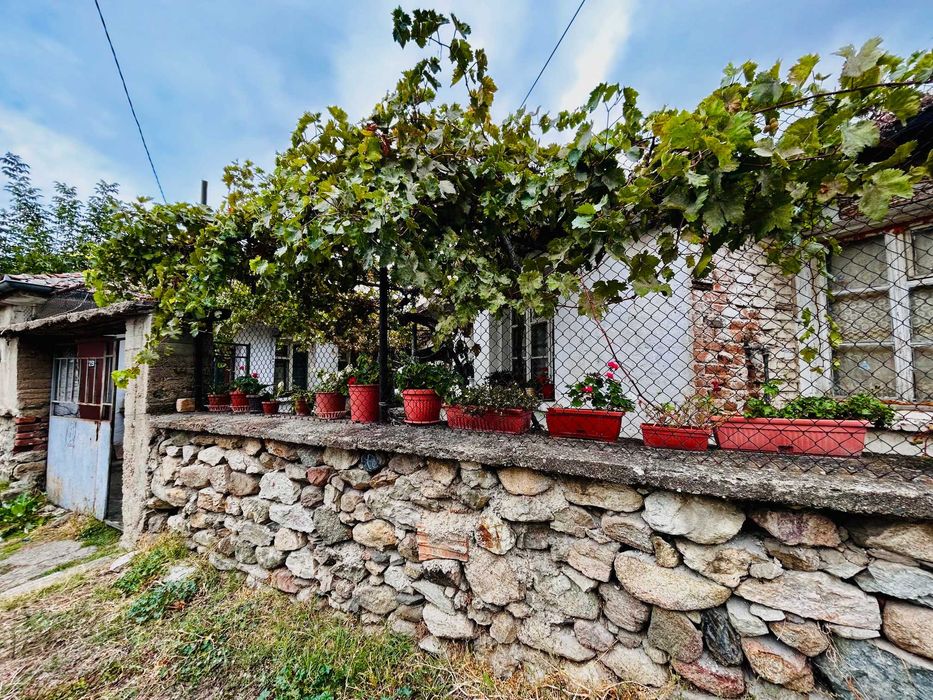 Имот с голям двор 731 м² – инвестиция или нова къща, Сопот