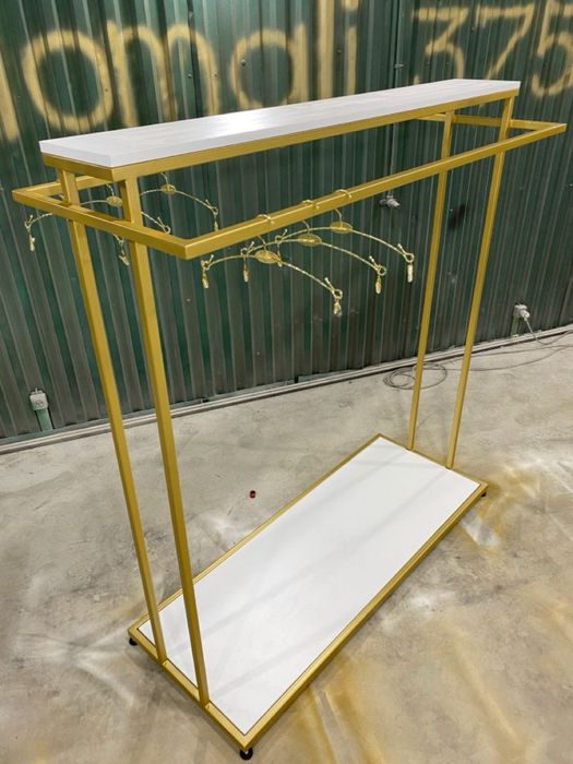 Торговое предложение для одежды на стеллажах