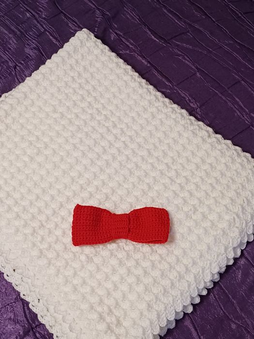 Бебешко снежно бяло одеалце с червена панделка