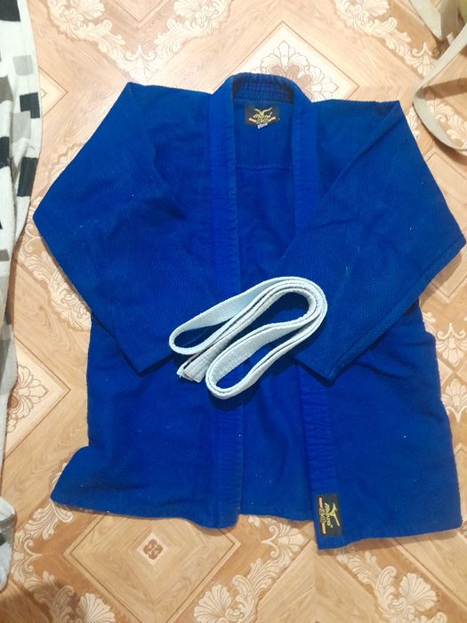 Синее кимоно для дзюдо