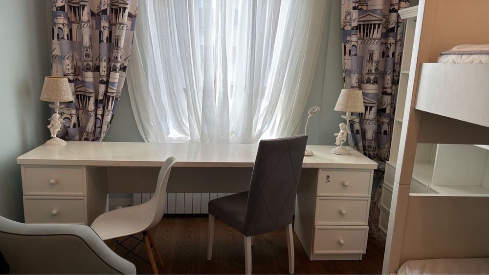 Кровать и стол с стульями