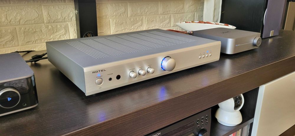Amplificator Rotel A8, nou la cutie, sunet de calitate la preț mic, preț în magazin 1600 lei, prețul meu 900 lei, fotografii reale