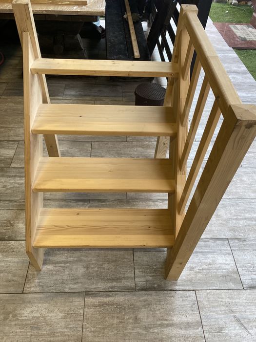 Scara lemn , cu 2 trepte 10 stalpi grosi ,