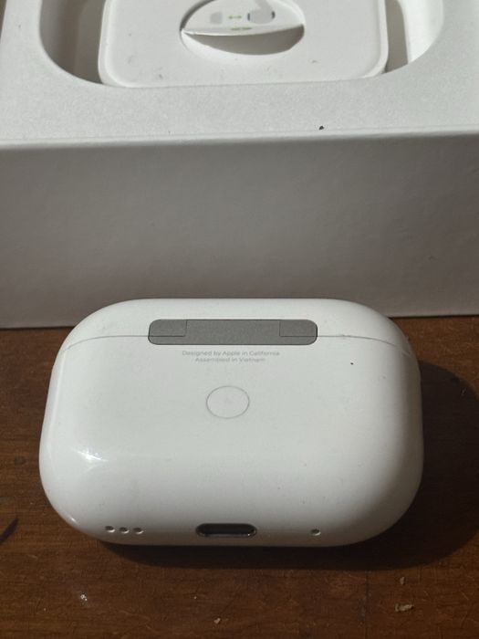 Apple AirPods Pro 2 зареждаща кейс