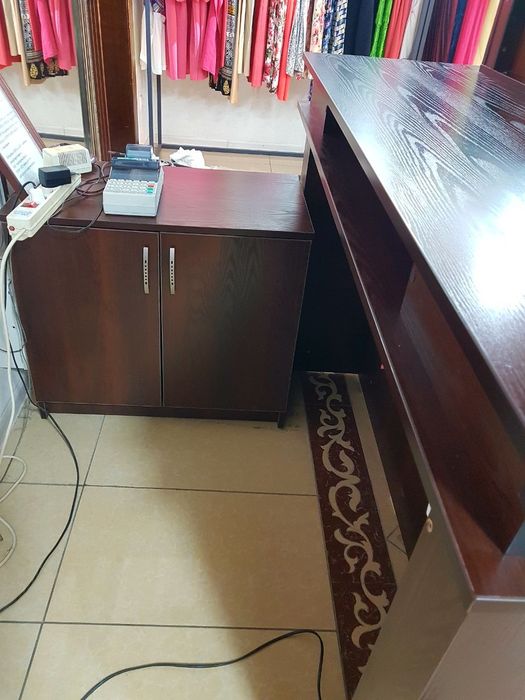 Касса или ресепшен добротный 200$