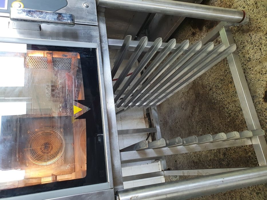 Фурна за тестени,изделия,корoсани,баници,хляб,с стойка 4бр тави,1600лв