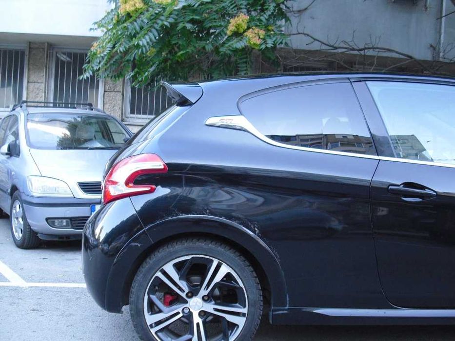Продавам автомобил Пежо 208 GTI