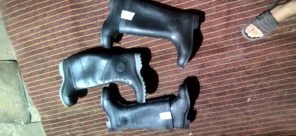 Продается резиновые сапоги