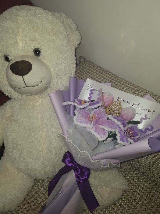 Buchet mov cu fluture auriu