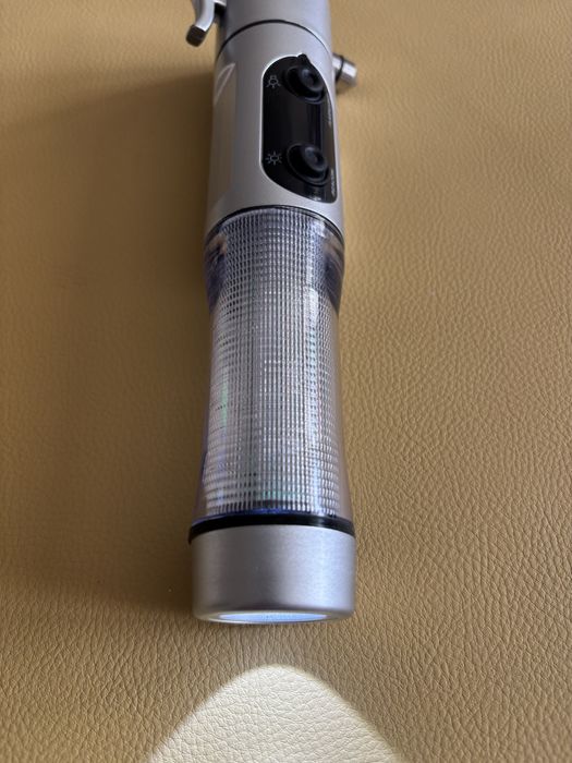 Продавам 4 в 1 аварийна светлина, фенер, чук и нож за колан на кола