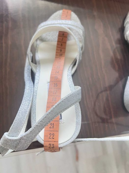 Сребристи летни обувки - нови - номер 37 (23 см)