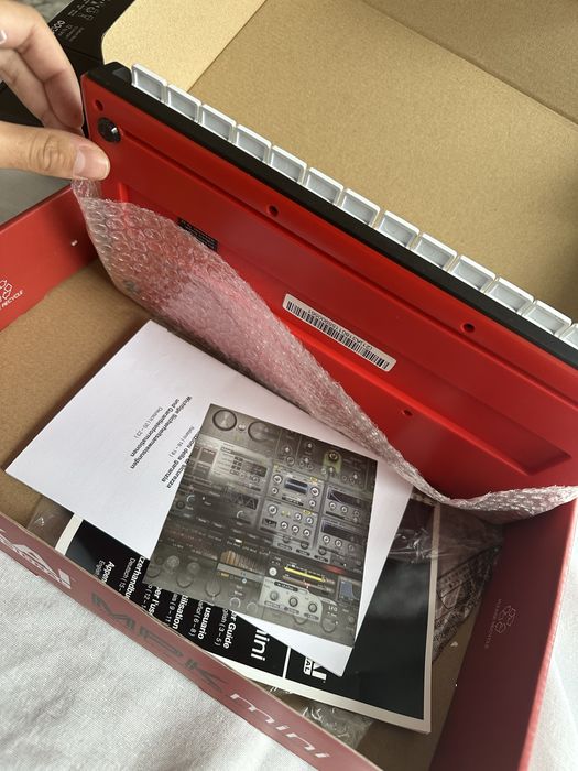 AKAI MIDI mpk mini контролер