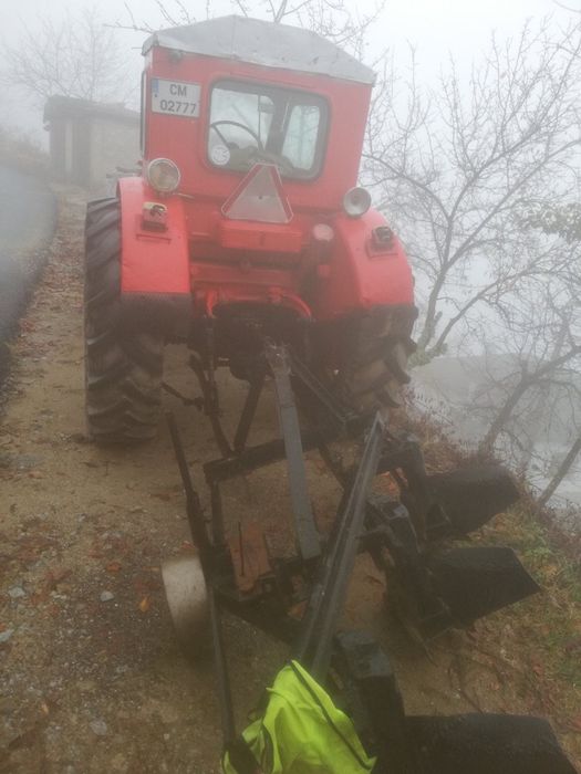 Трактор червен Т40