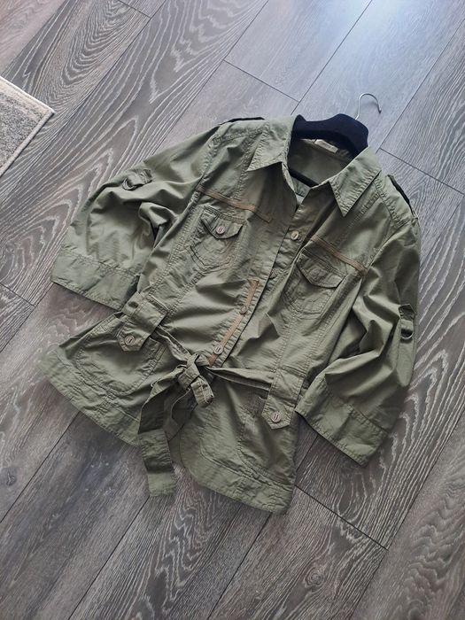 Jacheta in stil safari sau militar.