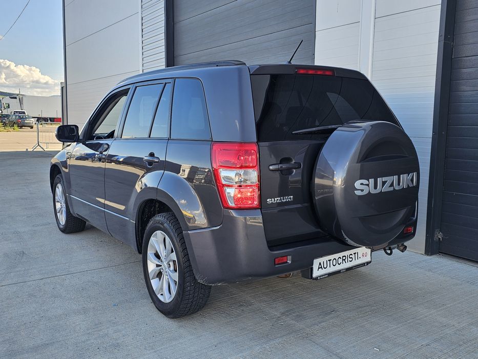 Suzuki grand vitara  An 2013 Motorizare 1.9 Diesel  4x4 cu reductor Navigație  Jante  Clima  Cârlig  Posibil Rate ***