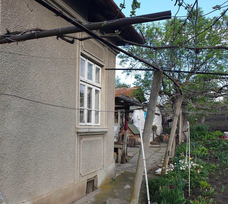 Продавам къща в кв. Бряг