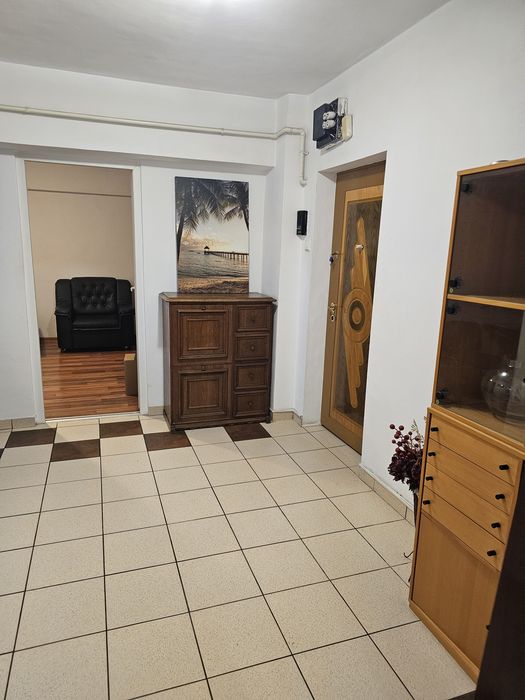 Inchiriez apartament vizavi hotel Decebal