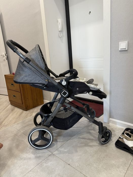 Продам коляску от рождения до 4 лет