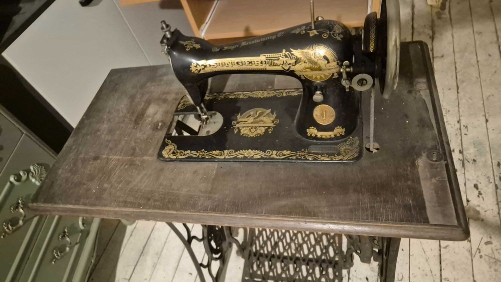 Шевна машина Singer, крачна, с метална маса/стойка