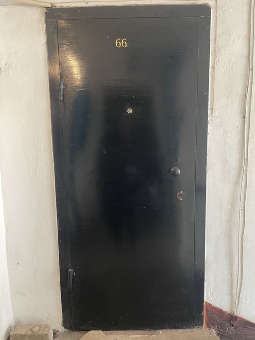 Входная дверь (черная)